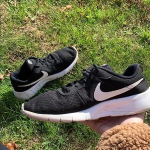 Women’s Nike black Roshe sneakers